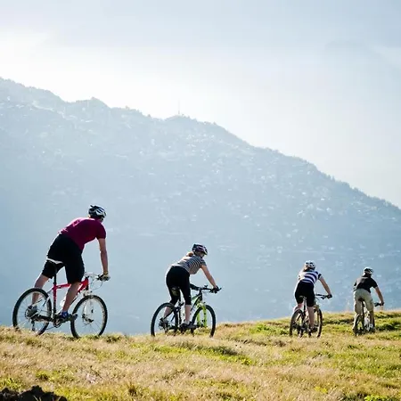 Cosy For 4 Near Lift, Melezes K22 شقة *